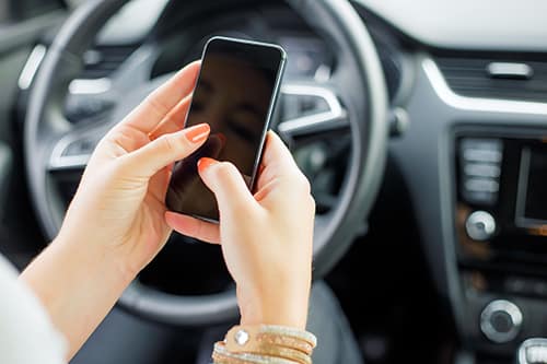 picture of a person texting while driving